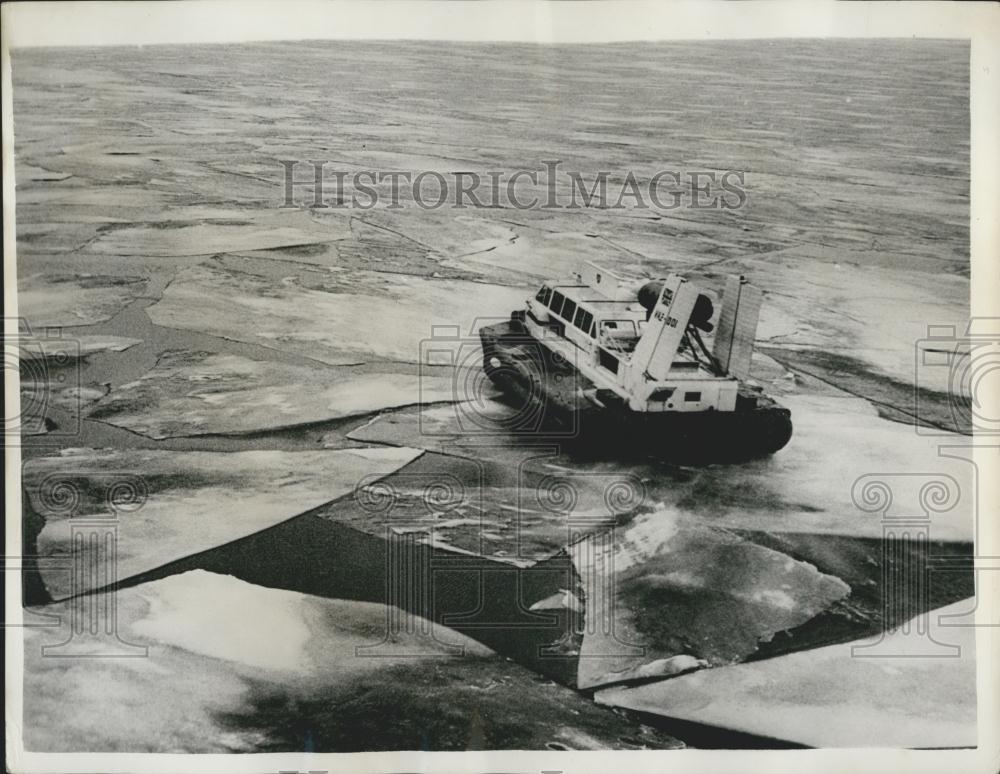 1964 Press Photo Hovercraft Makes It&#39;s Debut &quot;On Ice&quot; - Historic Images