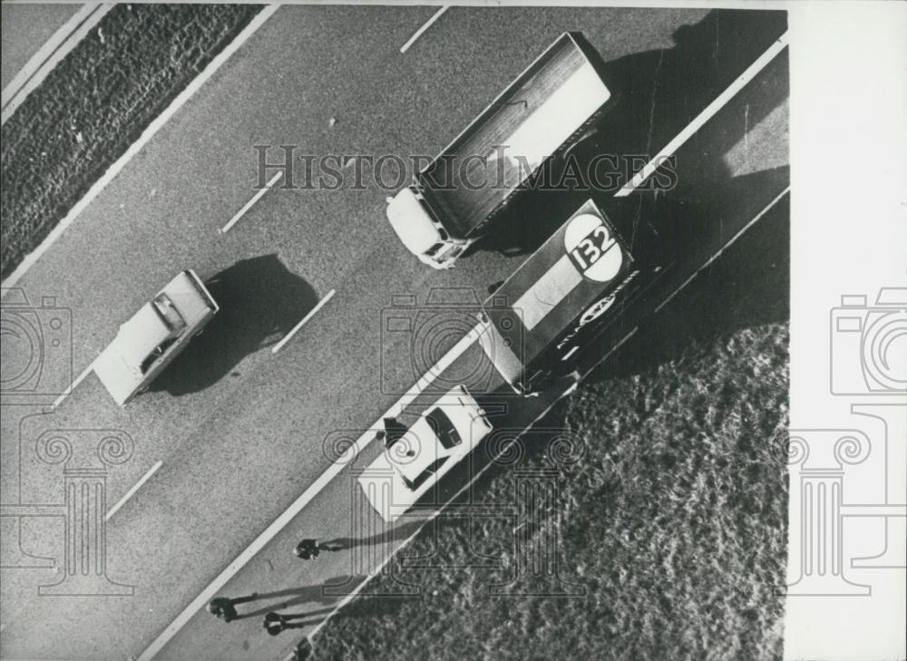 1969 Press Photo View from a Helicopter as Police stop a car - Historic Images