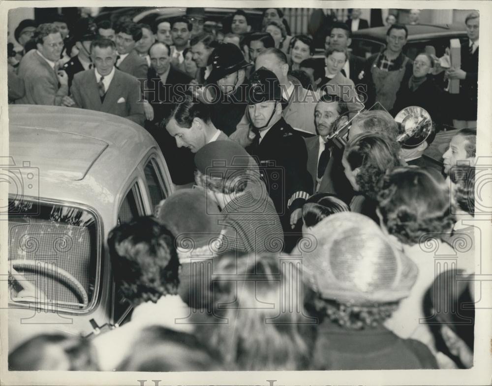 1955 Press Photo Captain townsend leaves his London flat - Historic Images