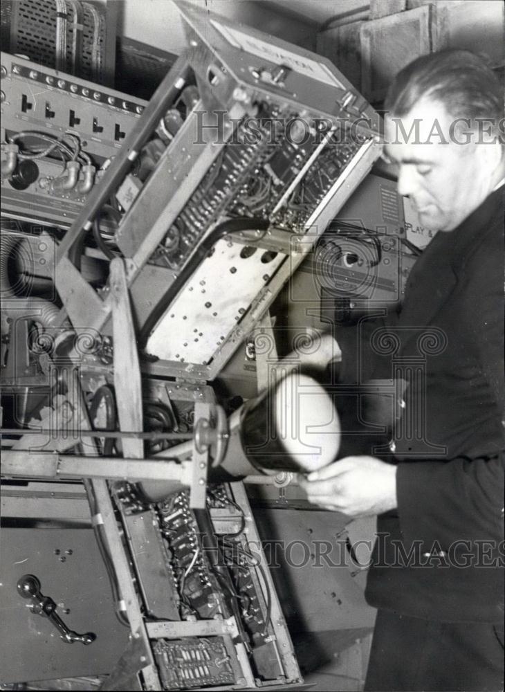 1945 Press Photo Centimetric Anti-Aircraft Gunnery Equipment - Historic Images