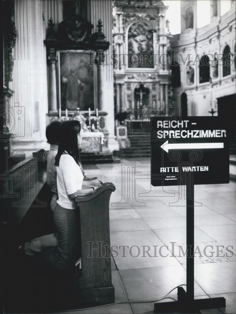 Press Photo Munich Church St. Michael People Praying - Historic Images