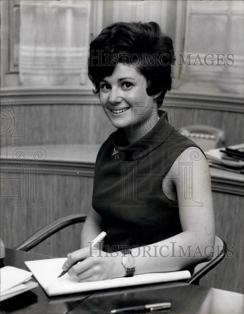 1965 Press Photo Evelyn Israel, Solicitor, London England - Historic Images