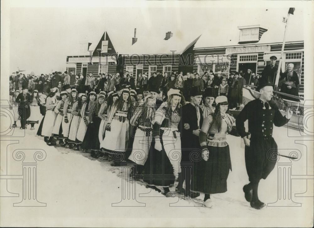 1956 Press Photo Traditional Wedding Ceremony On The Isle Of Marken - Historic Images