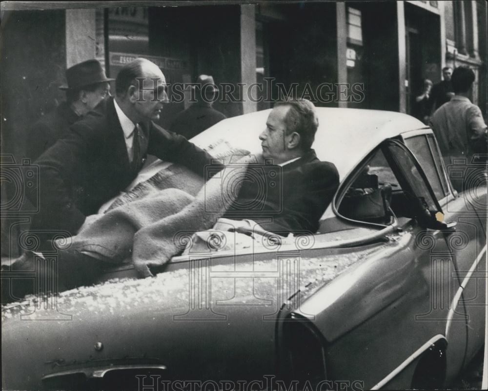 1966 Press Photo Man Fell From 4th Floor of Office Building in Brussels Unhurt - Historic Images