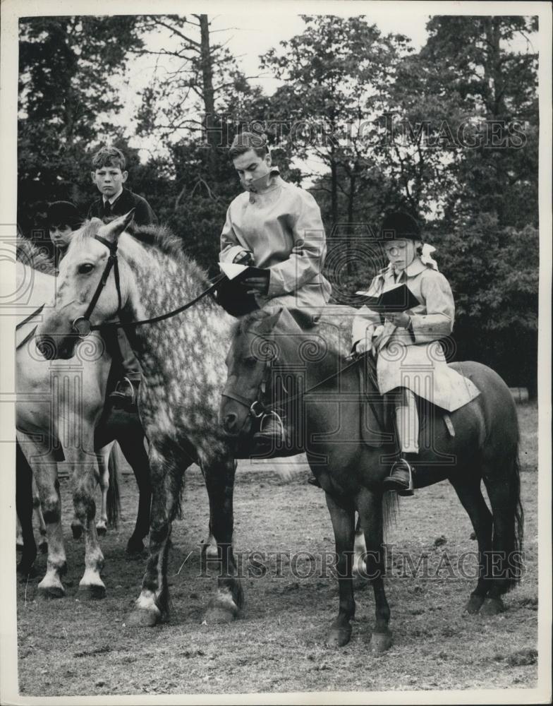 1953 Press Photo Wimbledon Pony Club Riders Getting Ponies Blessed Surrey - Historic Images