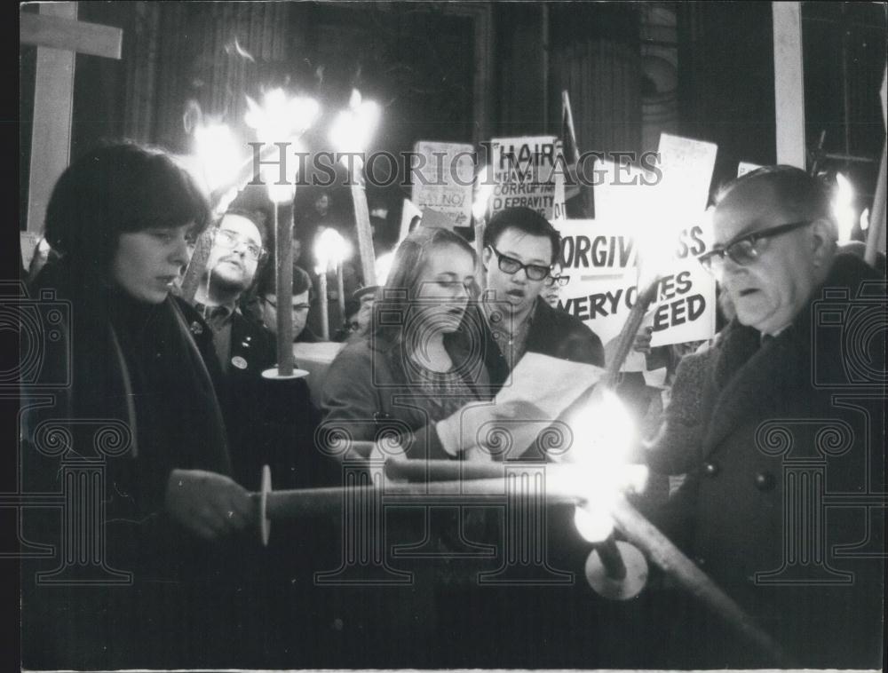 1971 Press Photo An impromptu service being held on the steps of St. Paul&#39;s - Historic Images