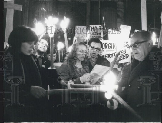 1971 Press Photo An impromptu service being held on the steps of St. Paul's - Historic Images