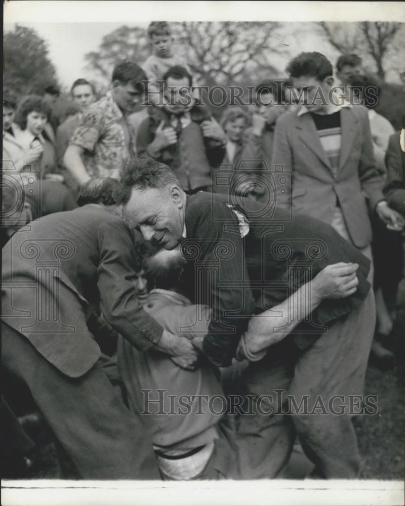 Press Photo Those for battle for the Hallaton bottle are not all young. - Historic Images