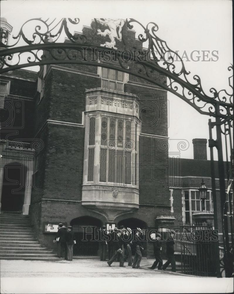 Press Photo Familiar scenes at Harrow School: Boys leaving the Notice board - Historic Images