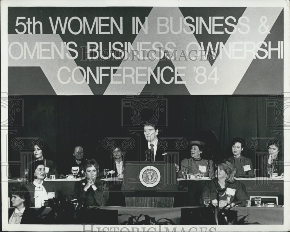 1984 Press Photo President Reagan during luncheon address - Historic Images