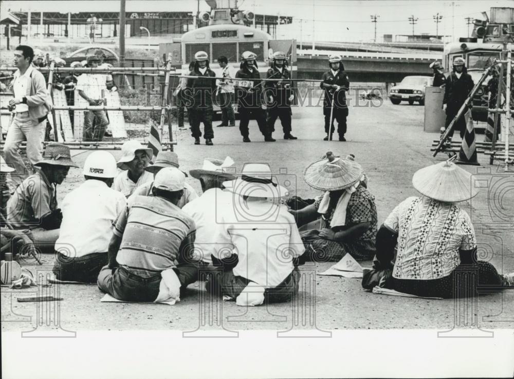 Press Photo Demonstrations at Tokyo's New International Airport Farmers Trade - Historic Images