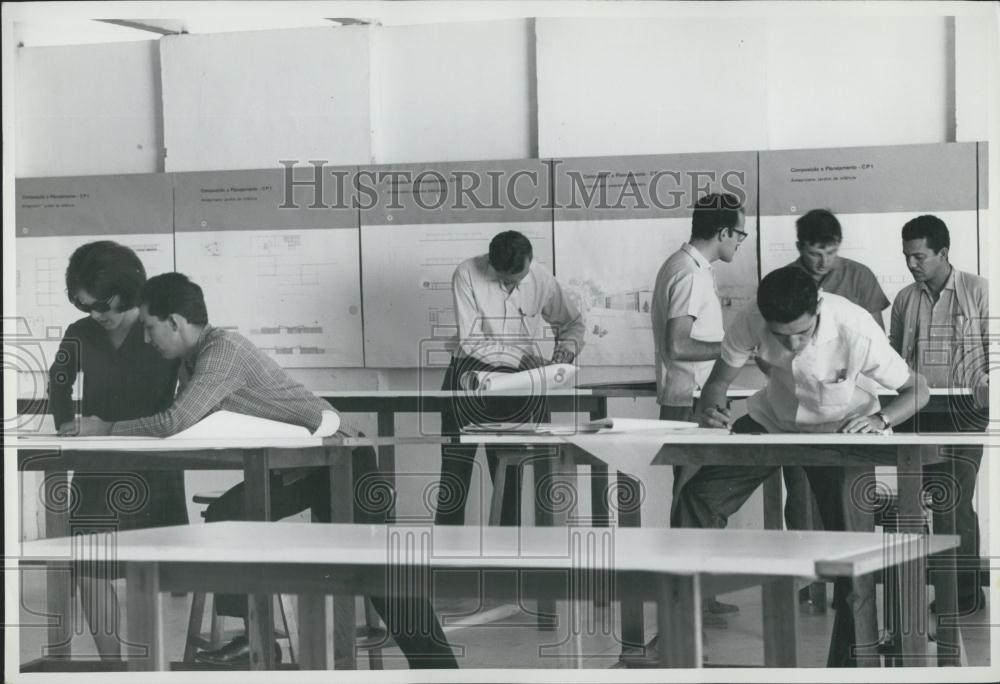 Press Photo Brazilio University Department Of Agriculture Students In Class - Historic Images