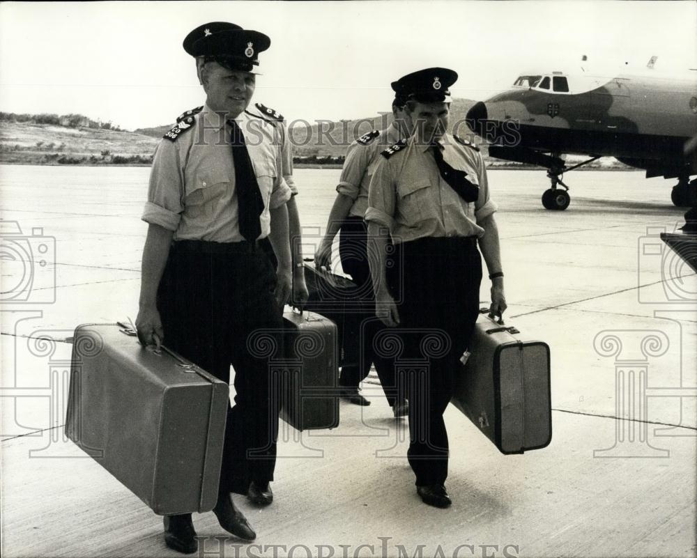 1969 Press Photo British Police Walk to their Transport Plane to Antigua - Historic Images