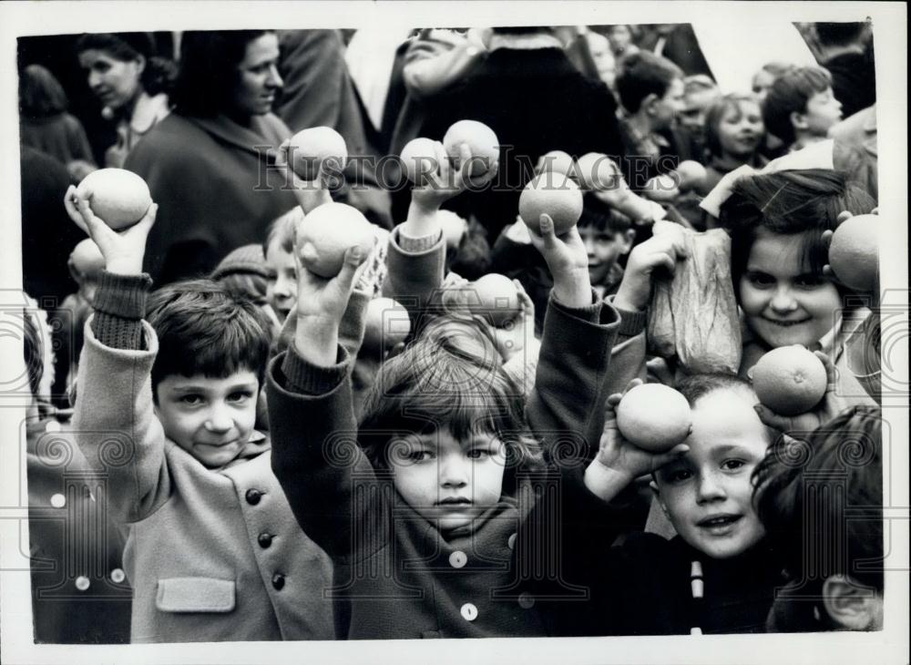 1962 Press Photo Oranges, Lemons Service, Royal Force Church, St Clements - Historic Images