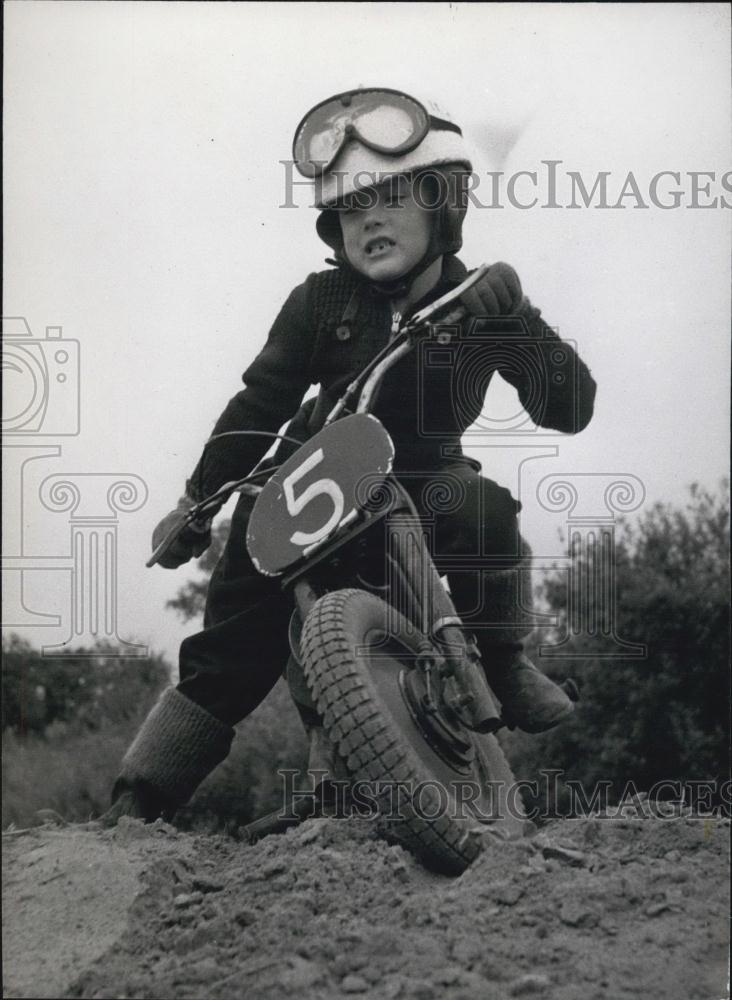 Press Photo Boy Scrambles Rides: Clive Loynes - Historic Images
