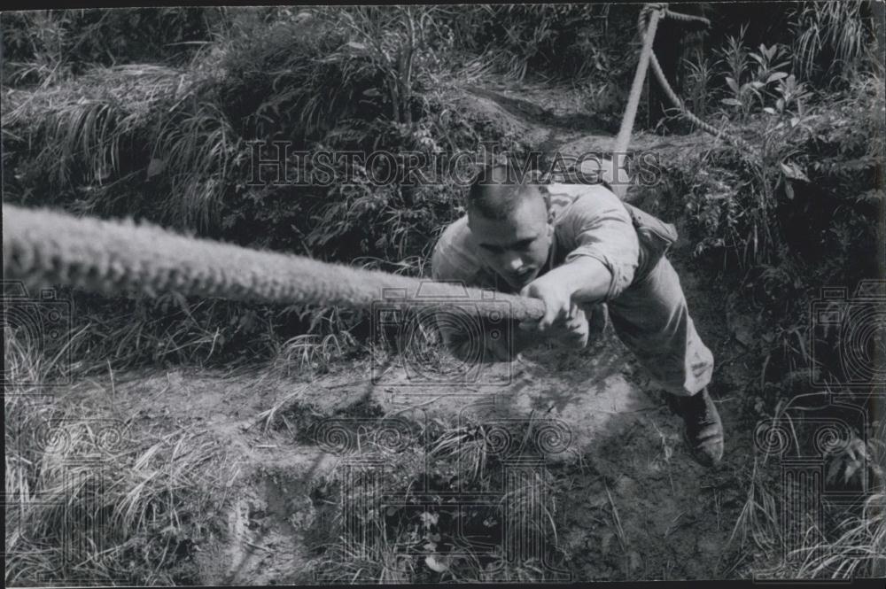 Press Photo A soldier cross a ravine the hard way - Historic Images