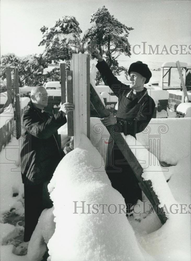 Press Photo Jushy Perry Daysian Morgan Work On New Monastery Building Snow - Historic Images