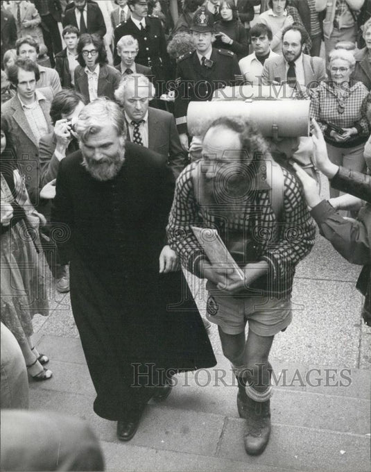1978 Press Photo John Merrillarrives at St. Paul's after a walk of 7000 miles - Historic Images