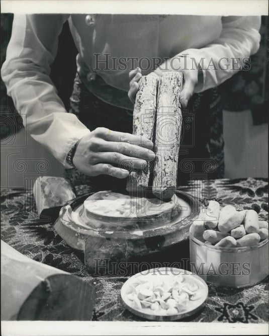 Press Photo Mrs Millicent Mya-Mya Spencer Rubs Paste off Andalwood Blocks-Paste - Historic Images