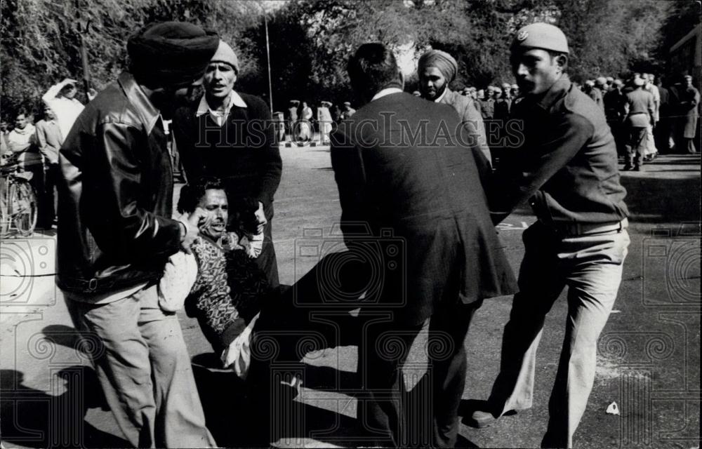 1981 Press Photo Blind Demonstrator Drug by Police Near PM House In New Delhi - Historic Images