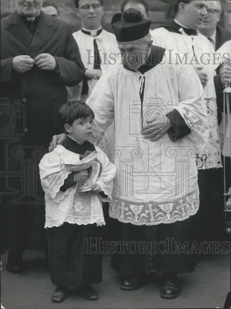 Press Photo 2 Gens At Piazza di Spagna Choir Boy And Mons. Giuseppe Pazzaglia - Historic Images