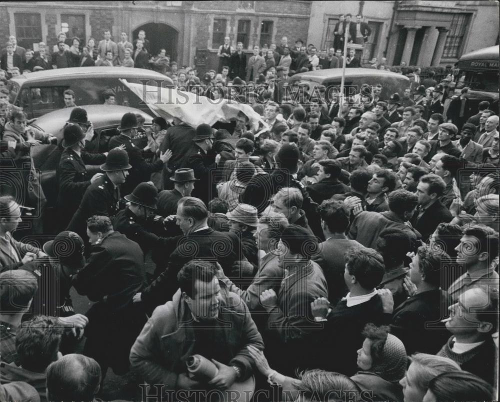 1960 Press Photo Scuffles after eviction of St. Pacras ''Rent Rebels'' - Historic Images