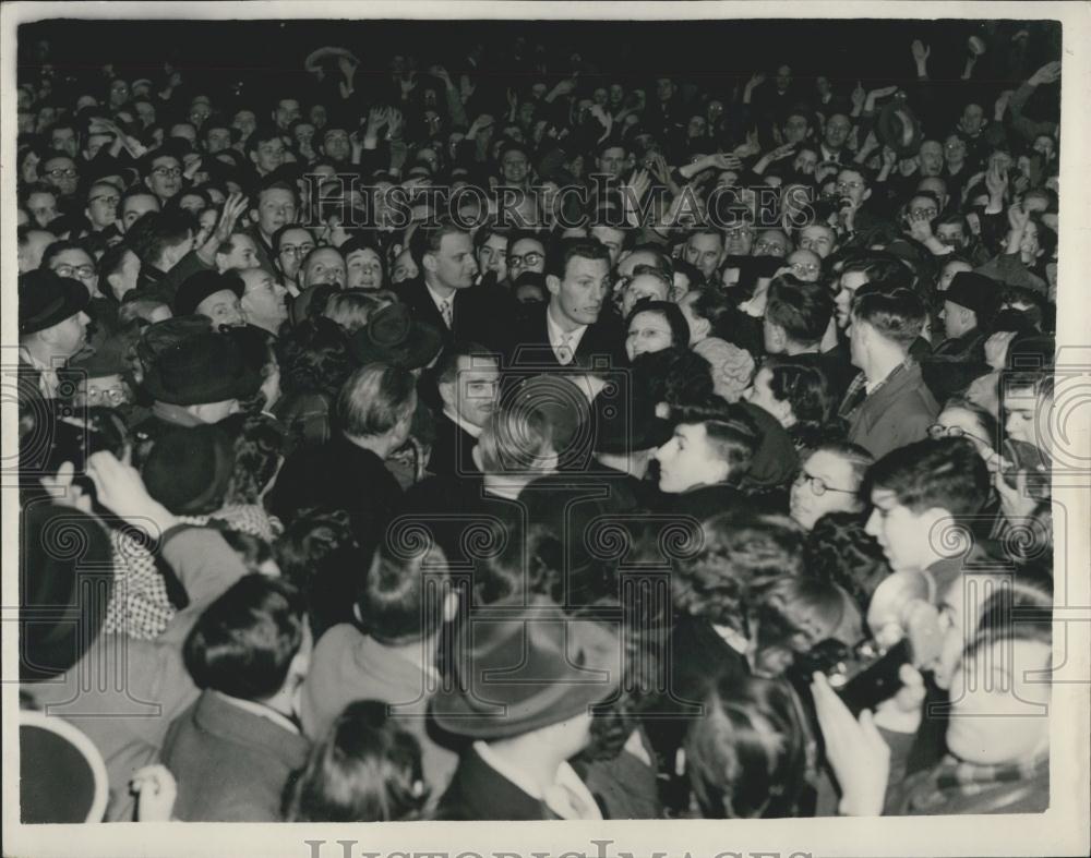 1954 Press Photo Evangelist Billy Graham Arrives At Waterloo - Historic Images