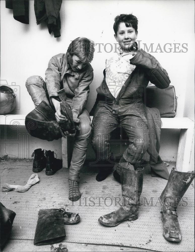 1972 Press Photo Carl Crane and Ian Harvey strip off their riding gear - Historic Images