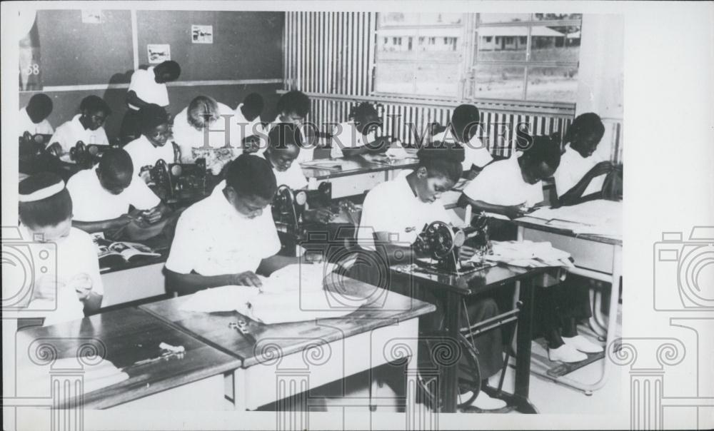 Press Photo Girls Sew Dresses With Modern Machines In Congo - Leopoldville - Historic Images