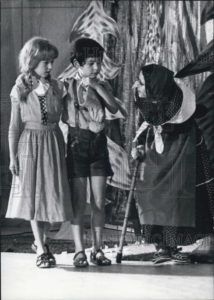 1970 Press Photo Diplomats &#39; Children play in &#39;&#39;Hansel and Gretel&#39; in Bonn Germa - Historic Images