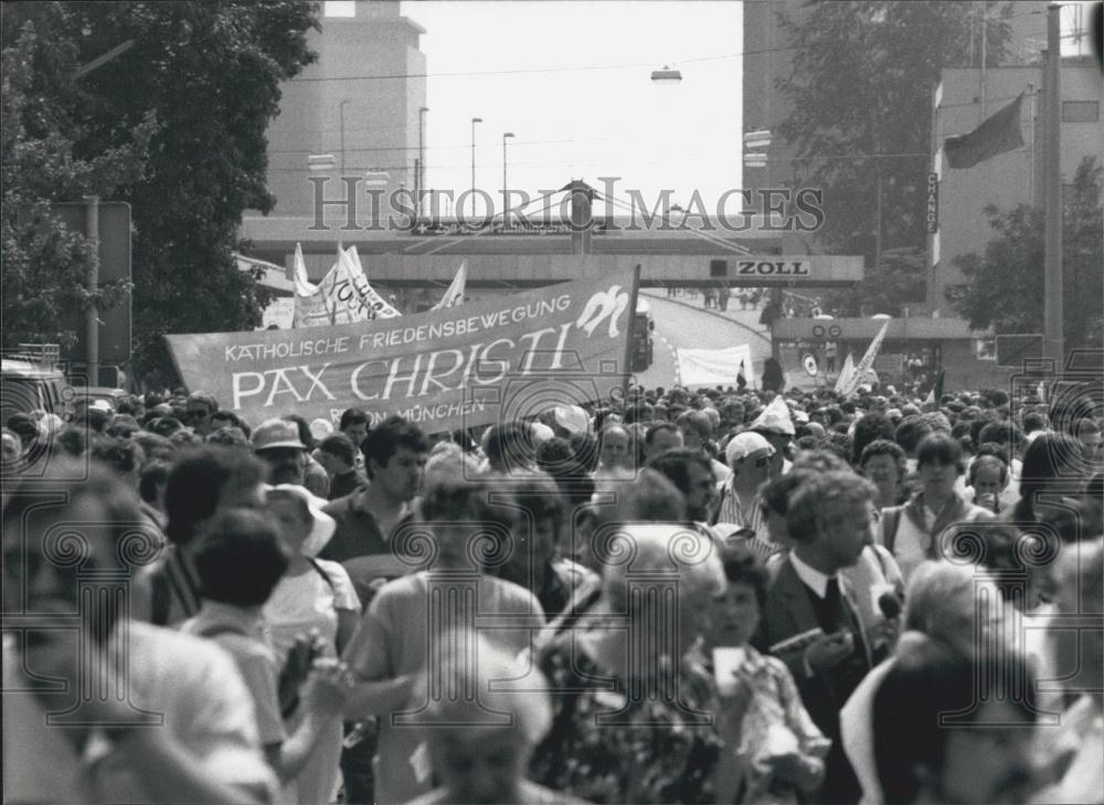 1989 Press Photo March For Peace In Europe - Historic Images