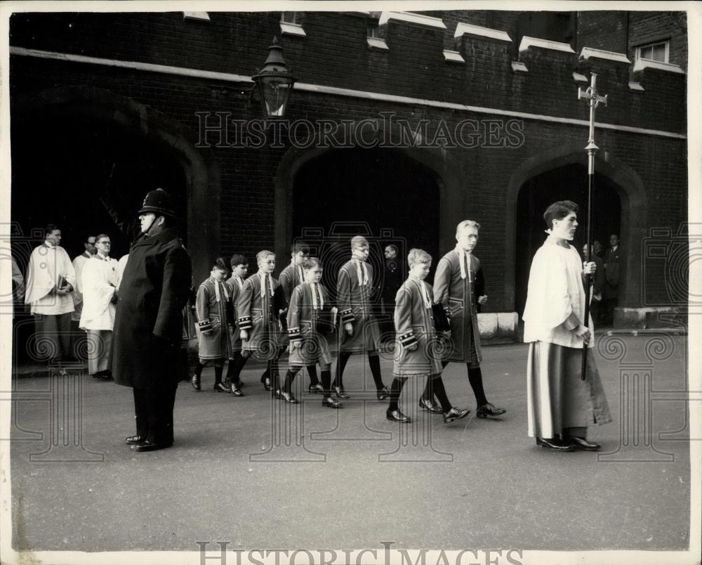 1954 Press Photo boys going to Epiphany Day ceremony at Queen&#39;s Chapel - Historic Images