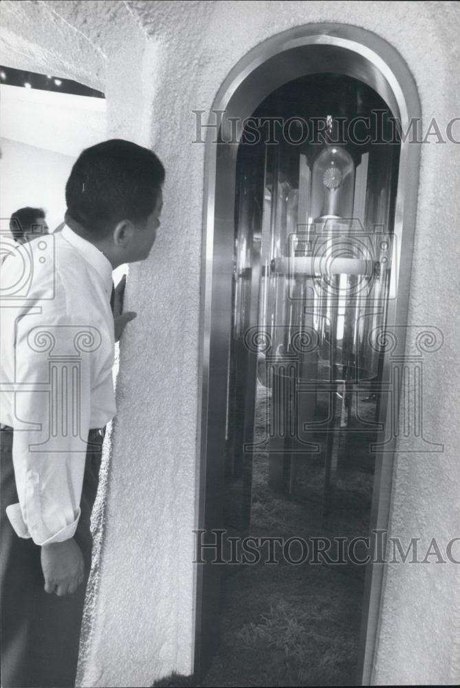 Press Photo view of cylindrical shrine through a narrow arched door - Historic Images