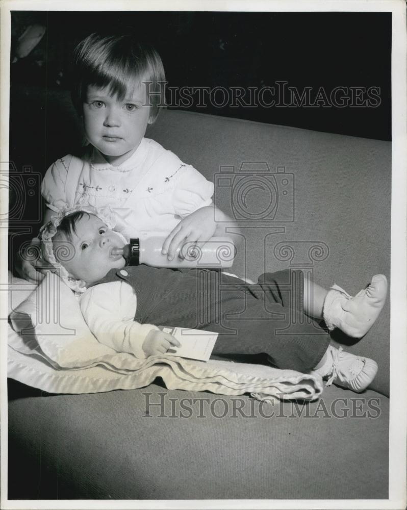 Press Photo Noel Doyie , 3 and her dolly - Historic Images