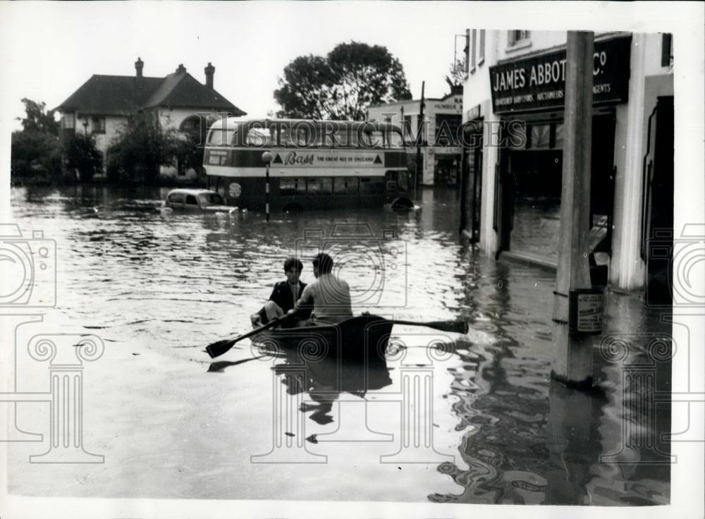 1958 Press Photo Rowing past a marooned bus and car in Essex - Historic Images