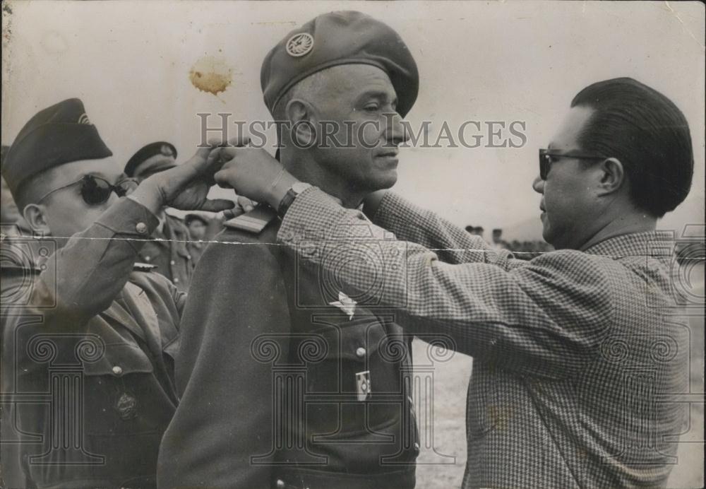 1951 Press Photo Emperor of Annam, decorates Colonel Clement - Historic Images