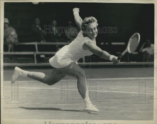 1960 Press Photo Darlene Hard During Her Match With J.A. Shilcock - Historic Images
