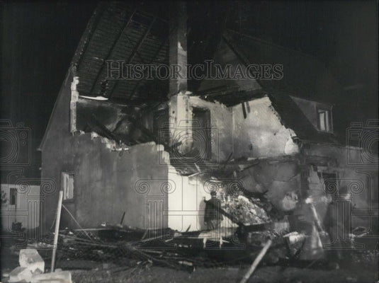 1954 Press Photo Jet Crashes Into House Near Munich - Historic Images