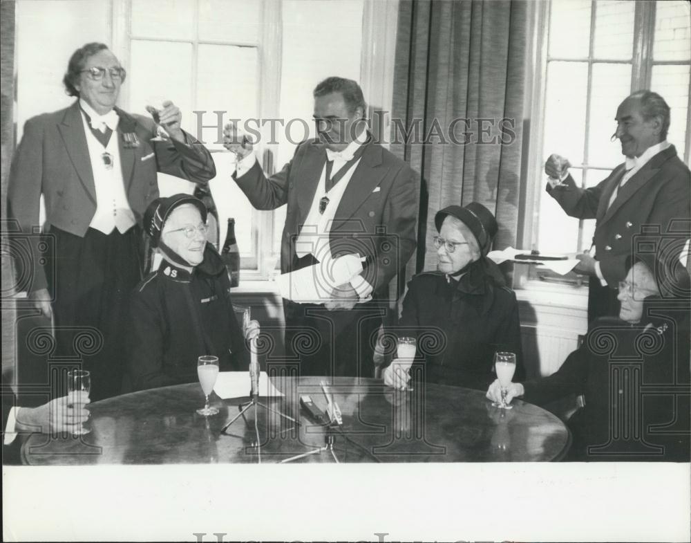 1978 Press Photo Speaker Of The Year Bramwell-Booth With Salvation Army Members - Historic Images