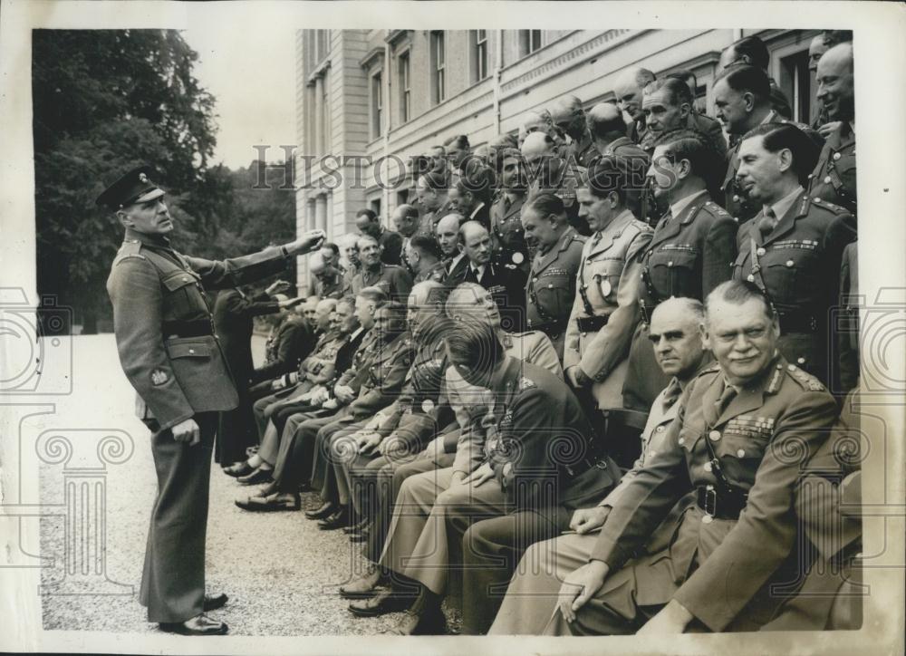 1956 Press Photo Sir Gerald Templer and Grenadier Guards at Camberley - Historic Images