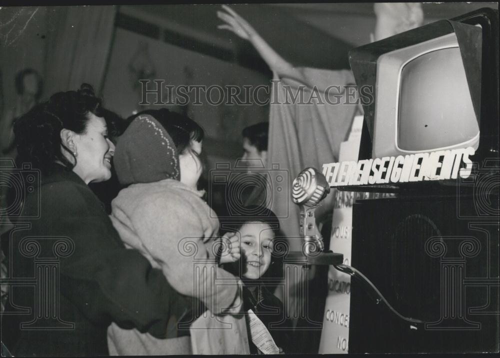 1953 Press Photo Information&#39;s by T.V. in Parisians Stores Kids Using The Mic - Historic Images