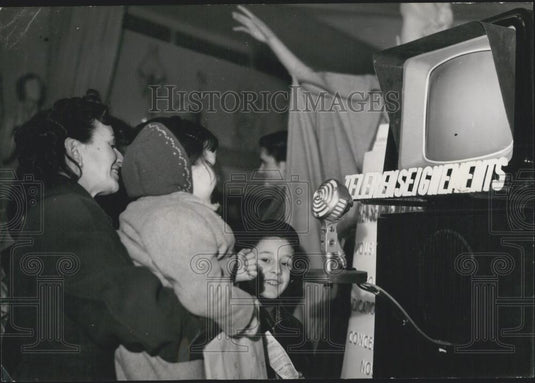 1953 Press Photo Information's by T.V. in Parisians Stores Kids Using The Mic - Historic Images
