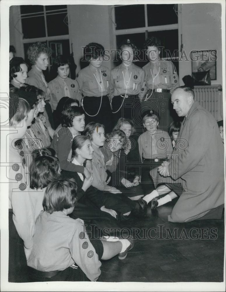 1960 Press Photo Det. Sgt Maylon at Girl Guides Meeting Asking about MissingGirl - Historic Images