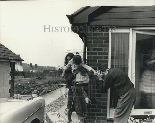 1967 Press Photo Grandfather Distraught As Mother Takes Child Away Goddard - Historic Images