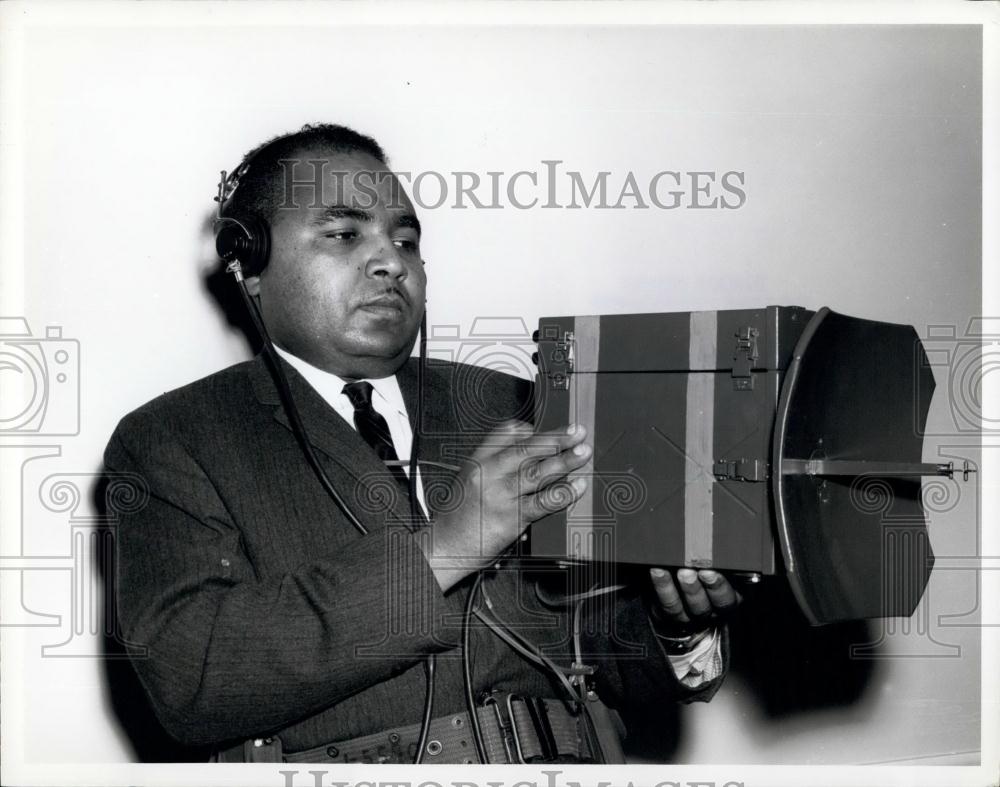 1962 Press Photo Harold A. Tate Demonstrates Lightweight Radar US Army Research - Historic Images