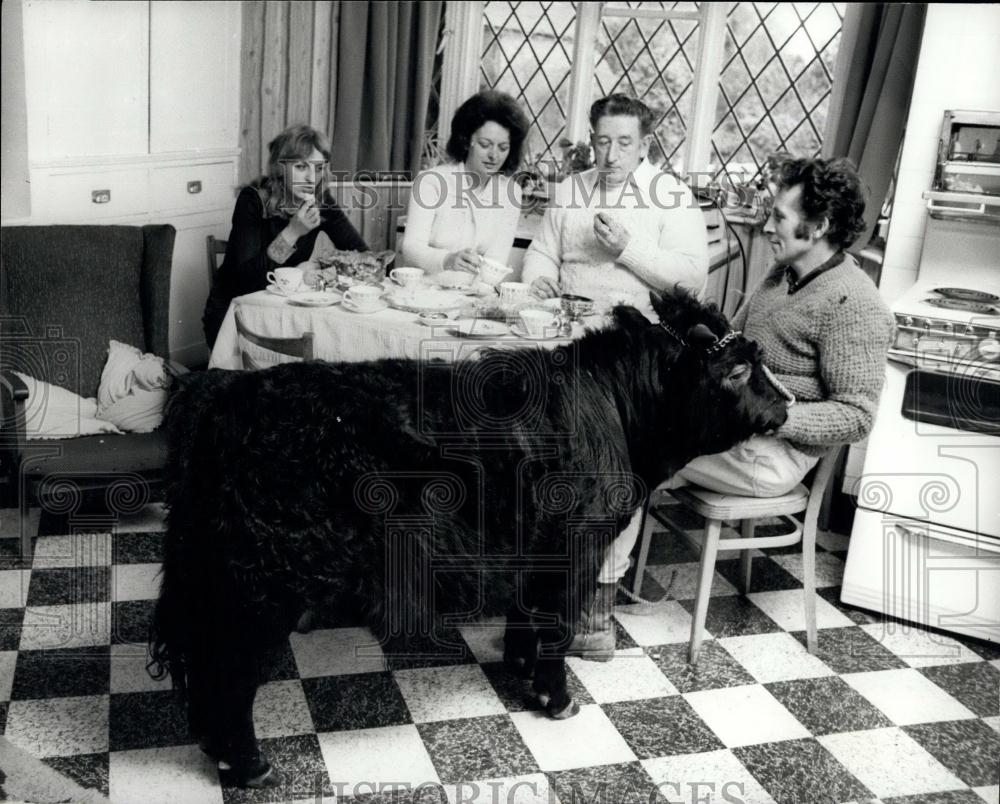 Press Photo &#39;&#39;Titch&#39;&#39; joins his family around the dinner table. - Historic Images