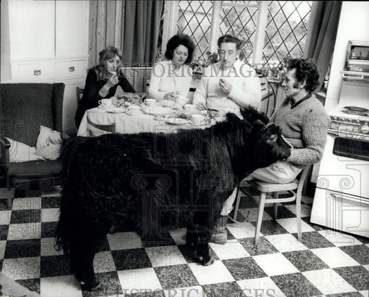 Press Photo ''Titch'' joins his family around the dinner table. - Historic Images