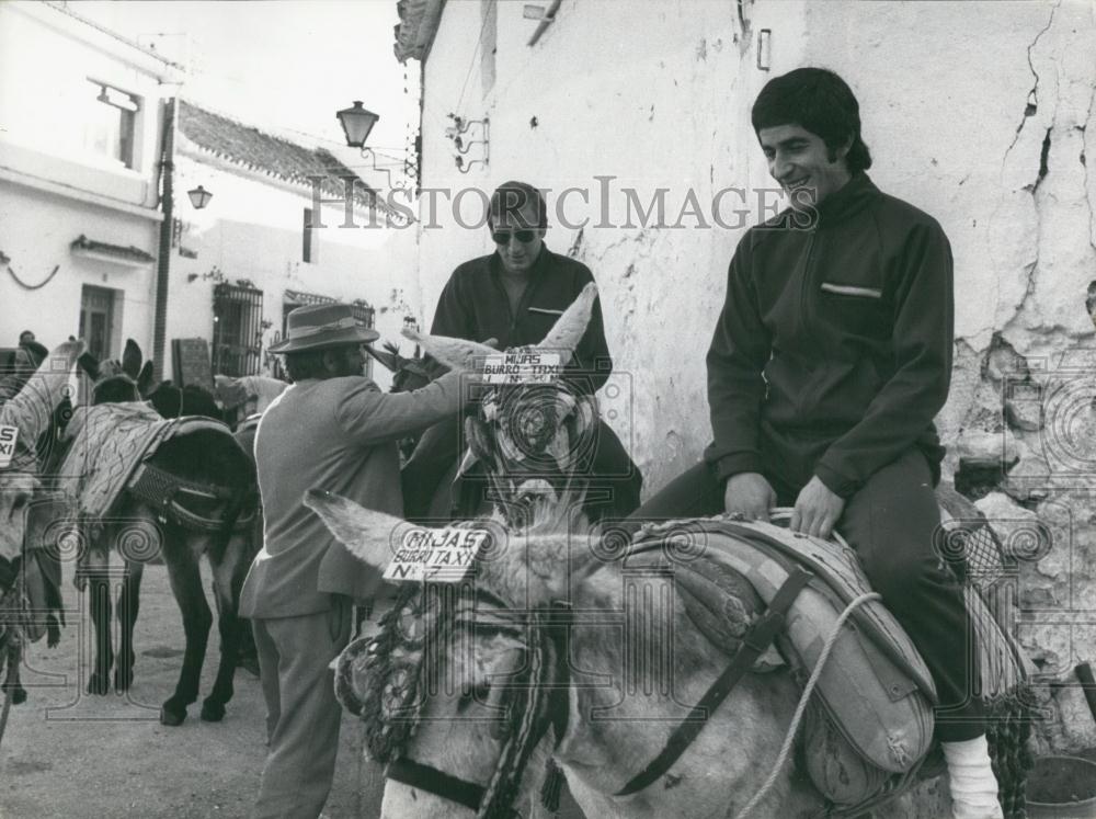 Press Photo Soccer Player Benito Riding Donkey Taxi Training Break - Historic Images