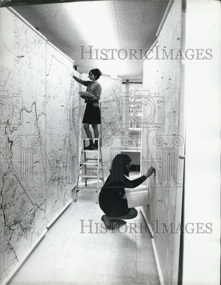 1967 Press Photo Women Mounting Wall Maps In New Scotland Yard Headquarters - Historic Images