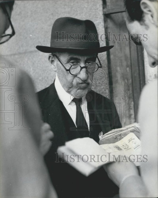 Press Photo A collector at Madrid's Stamp Market - Historic Images